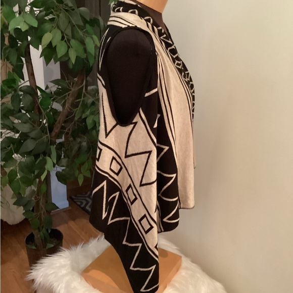 Maurice’s sleeveless cardigan Woman’s XL/XXL black and tan Aztec pattern - Picture 3 of 12